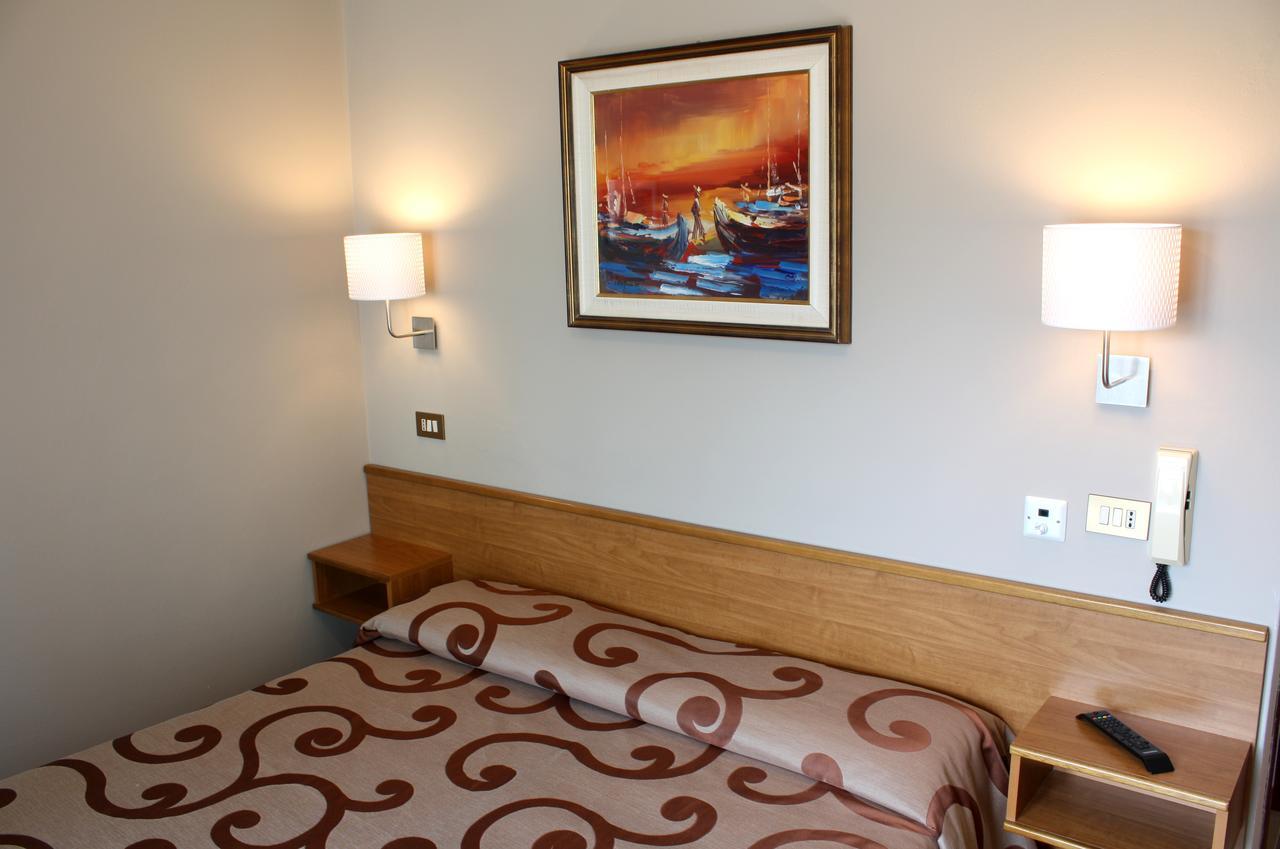 Hotel Helga Каорле Екстериор снимка