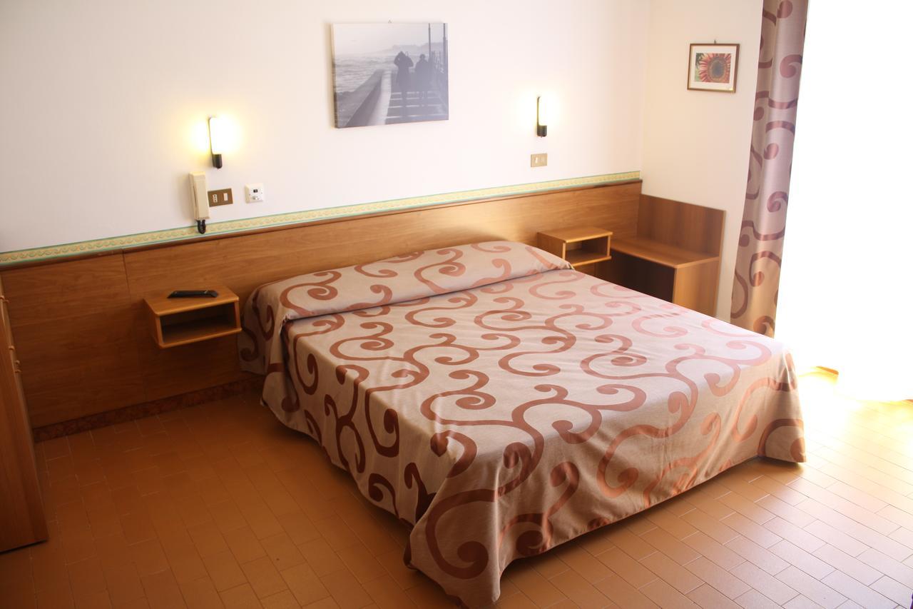 Hotel Helga Каорле Екстериор снимка