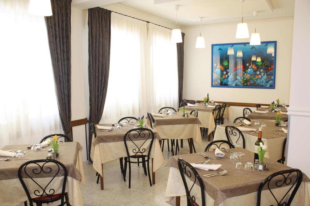 Hotel Helga Каорле Екстериор снимка