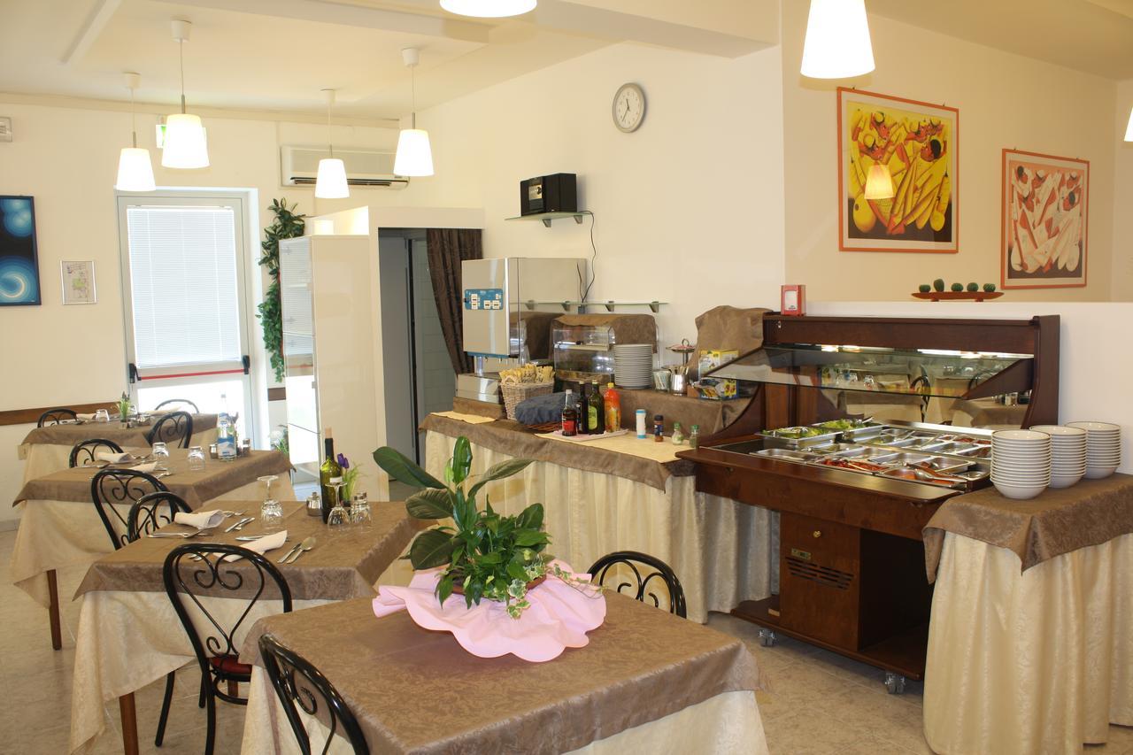 Hotel Helga Каорле Екстериор снимка