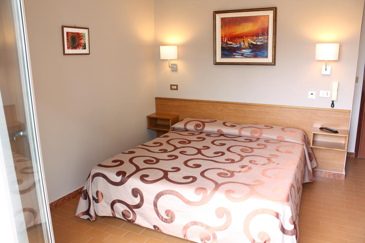 Hotel Helga Каорле Екстериор снимка