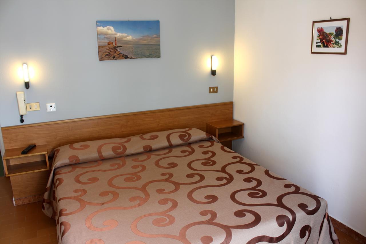 Hotel Helga Каорле Екстериор снимка