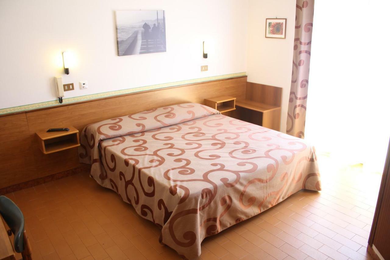 Hotel Helga Каорле Екстериор снимка