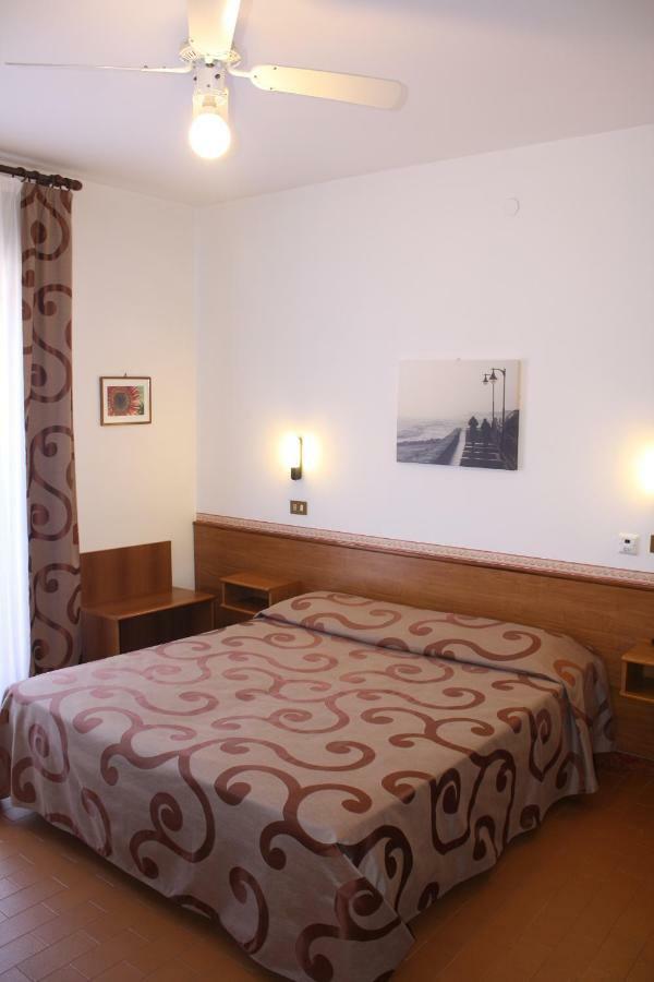 Hotel Helga Каорле Екстериор снимка
