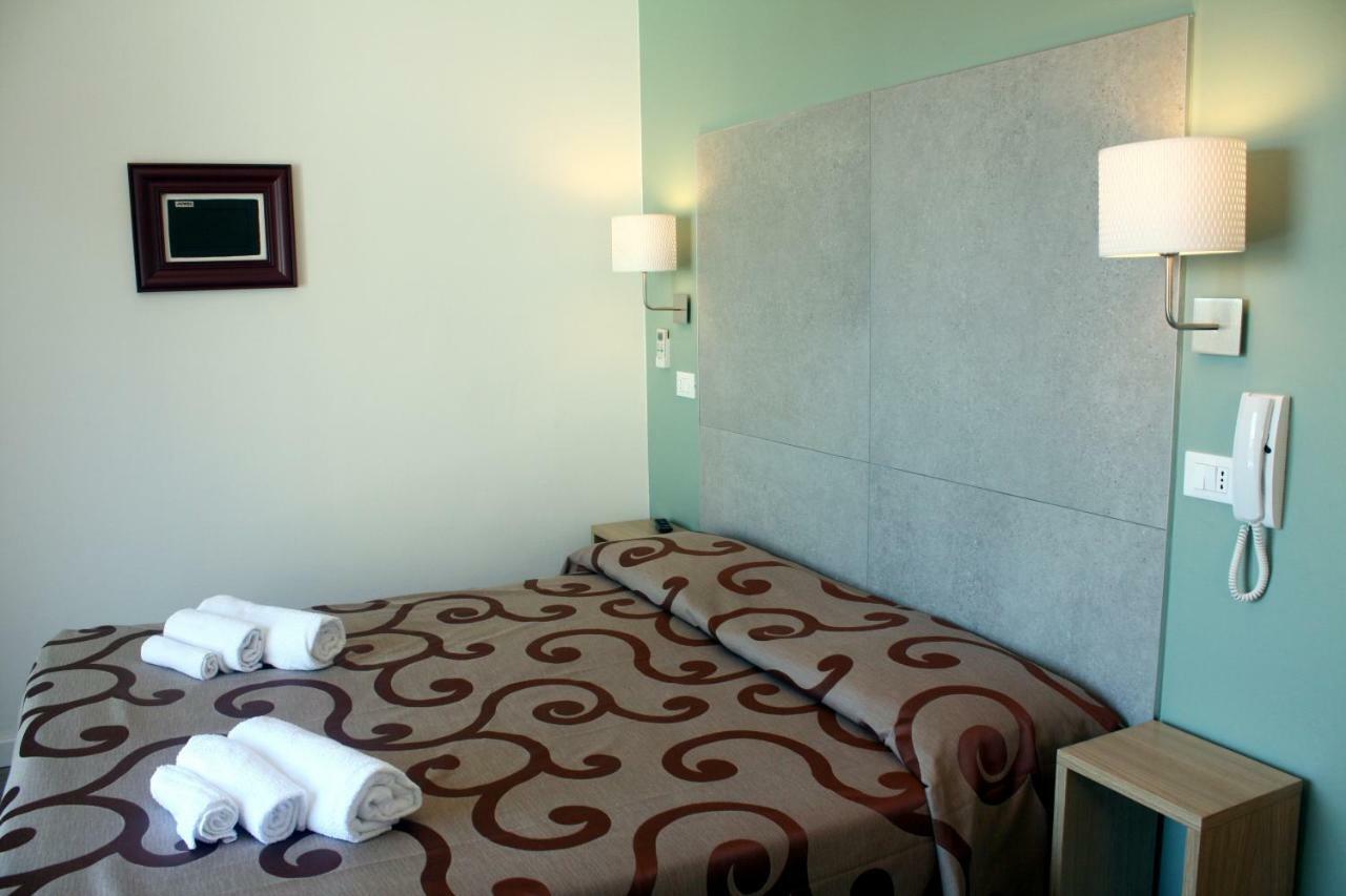 Hotel Helga Каорле Екстериор снимка