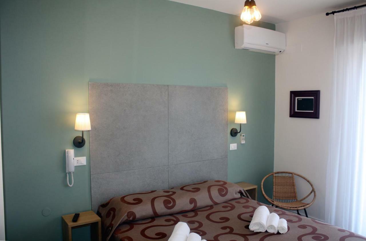 Hotel Helga Каорле Екстериор снимка