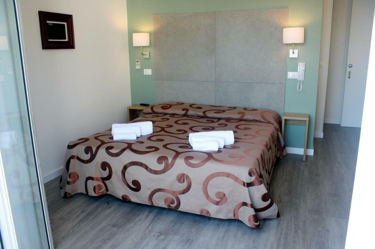 Hotel Helga Каорле Екстериор снимка