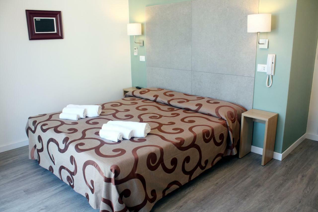 Hotel Helga Каорле Екстериор снимка